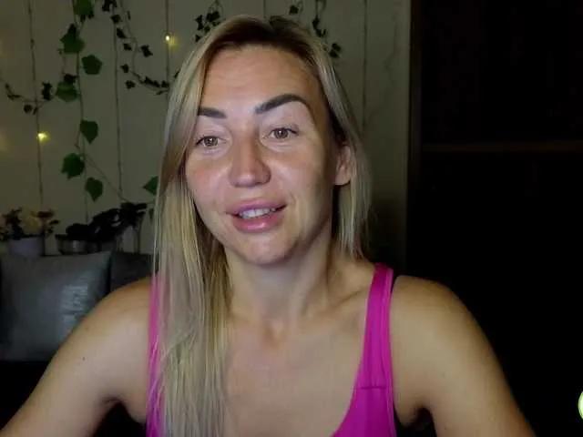 Jullyblondkiss from BongaCams