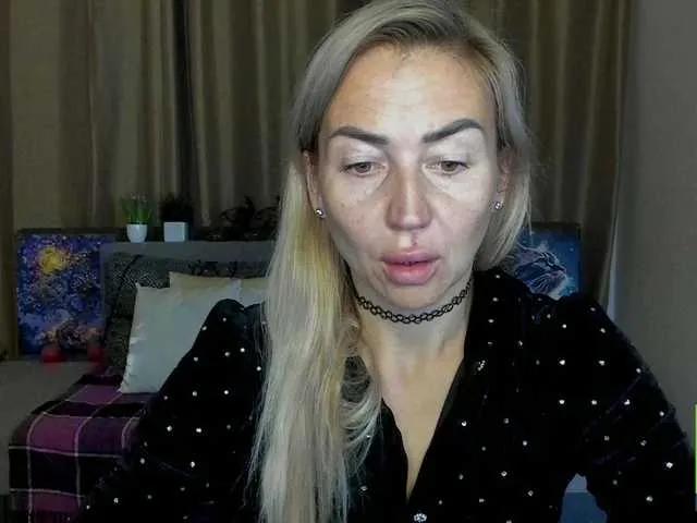 Jullyblondkiss from BongaCams