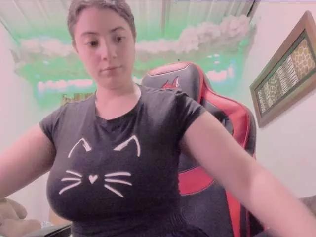 LauuuG from BongaCams
