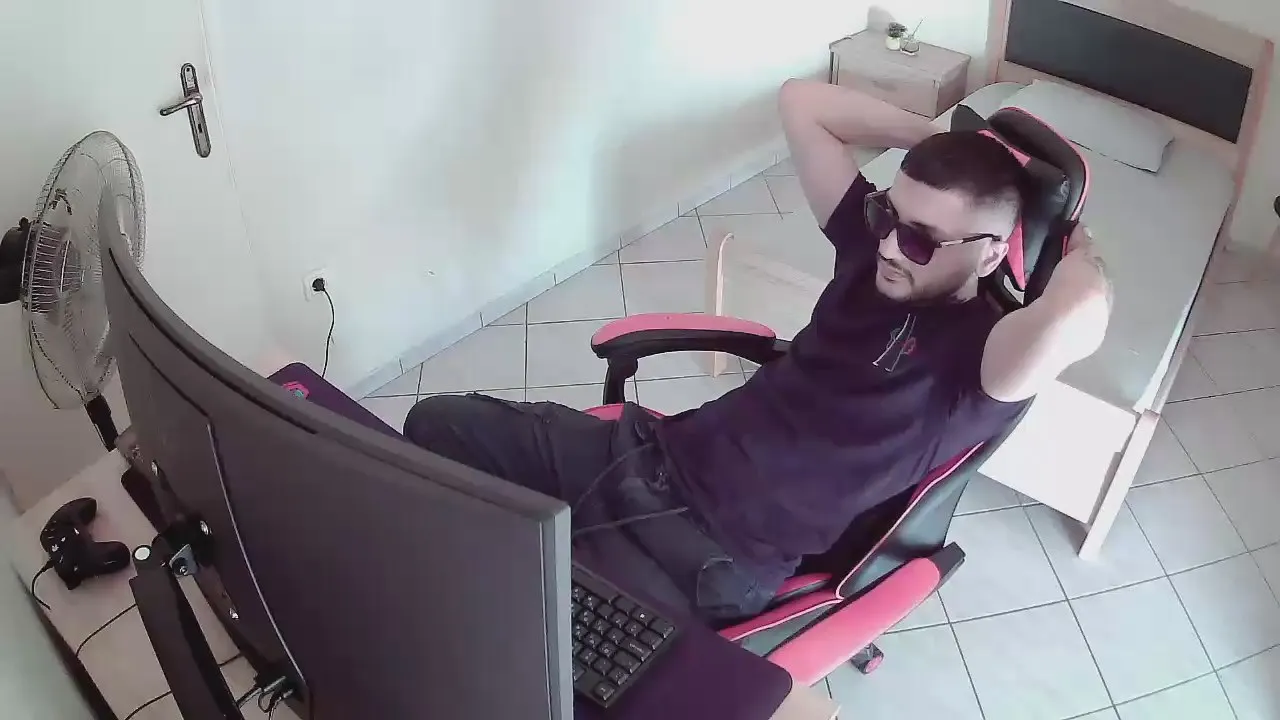 AlbanianFker21 from Cam4