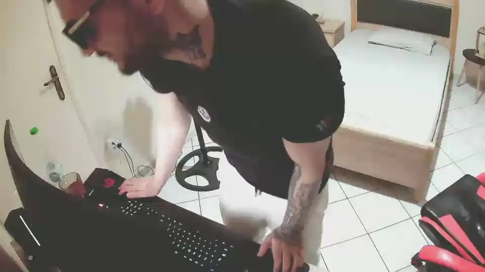 AlbanianFker21 from Cam4