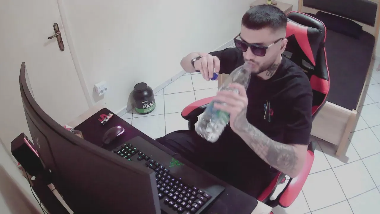 AlbanianFker21 from Cam4