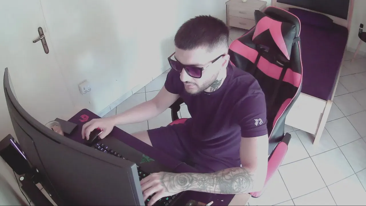 AlbanianFker21 from Cam4