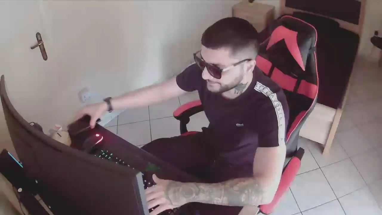 AlbanianFker21 from Cam4