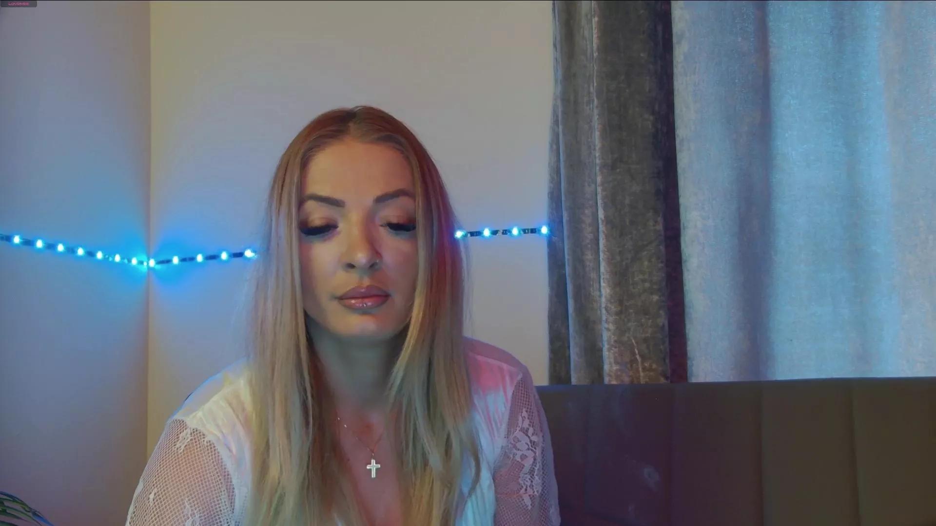 Izzy_iz2 from Cam4