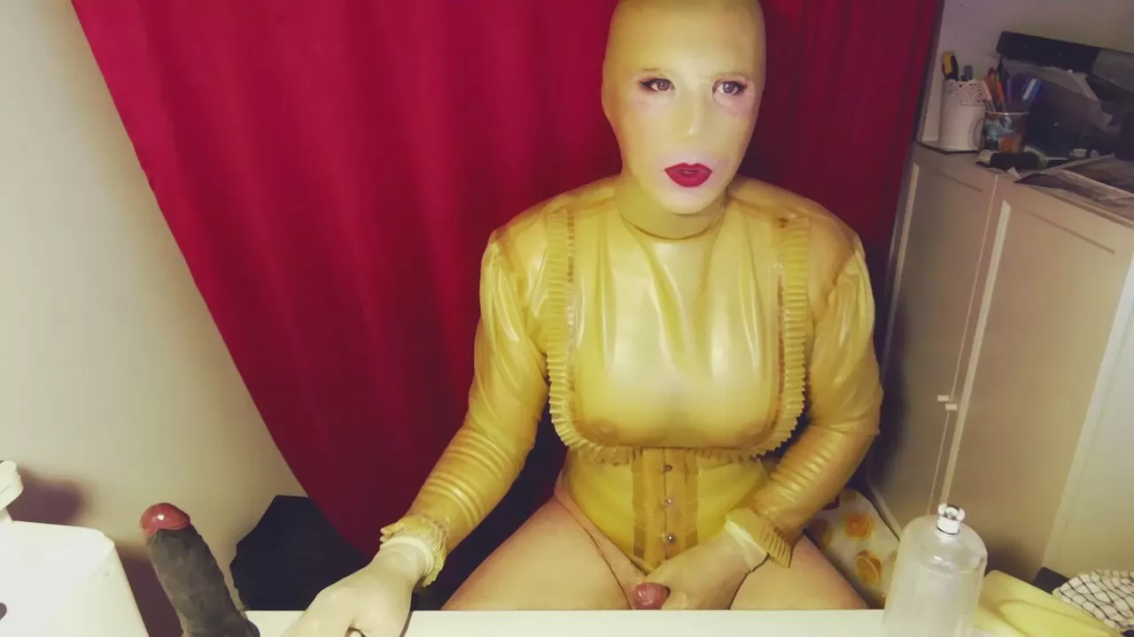 RubberCousin from Cam4