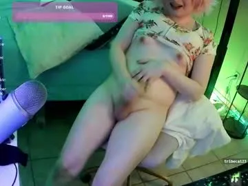 Dvadaisy from Chaturbate