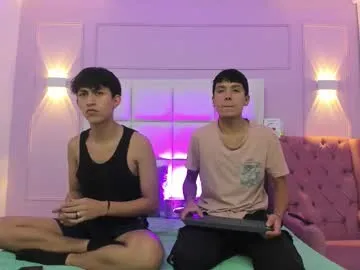Hoot_booys_ from Chaturbate