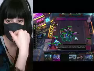 Lilythrone from Chaturbate