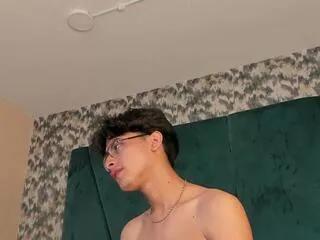 Aaron_ez from Flirt4Free