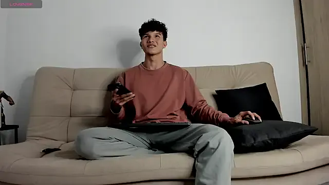 2Amateur_Guys from StripChat