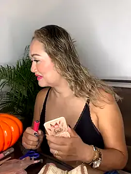 BunnyGlow50 from StripChat