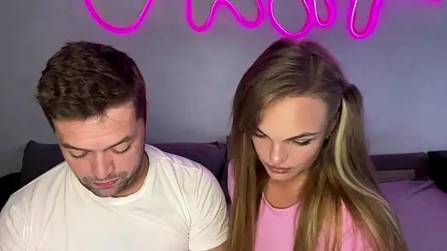 Deeplookscouple from StripChat