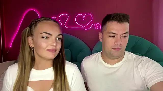 Deeplookscouple from StripChat