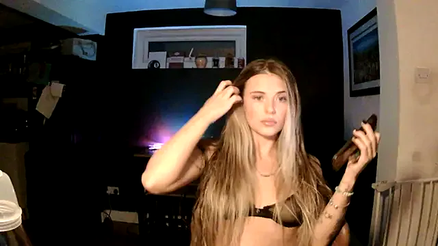 EllieEllxx from StripChat