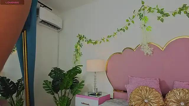 EmmaCrush from StripChat