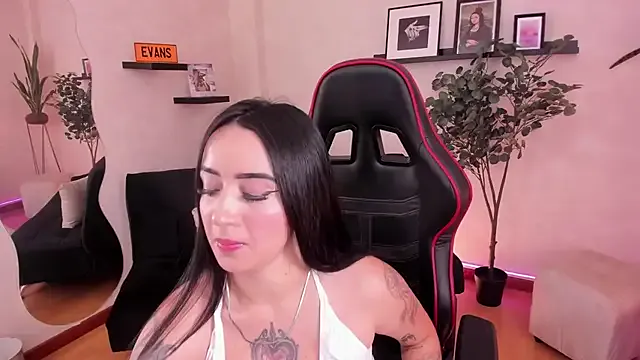 EmmyEvans1 from StripChat