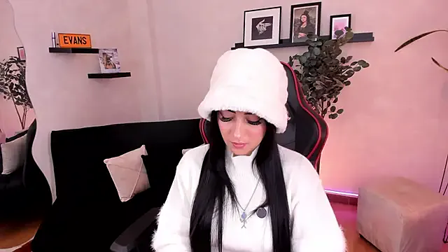 EmmyEvans1 from StripChat