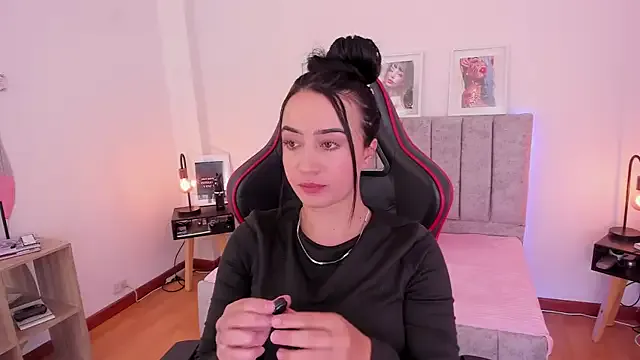 EmmyEvans1 from StripChat