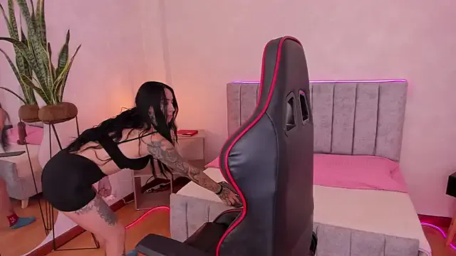 EmmyEvans1 from StripChat