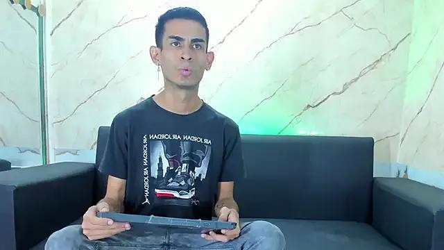 Golldens_Dreamss from StripChat