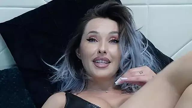 IssaSmith from StripChat