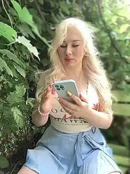 LaraHollywood from StripChat