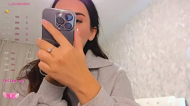 LaraSkinny from StripChat