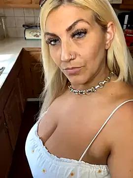 LittleMissEeve from StripChat