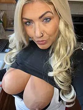 LittleMissEeve from StripChat