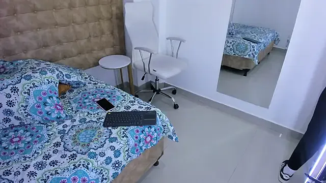 MiiaSmith__ from StripChat