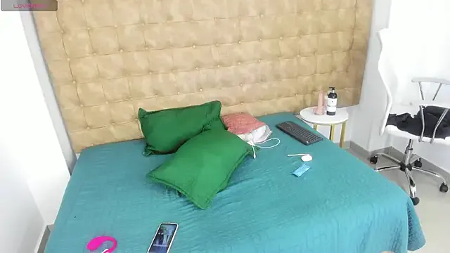 MiiaSmith__ from StripChat