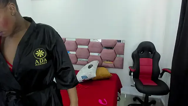 MiiaSmith__ from StripChat