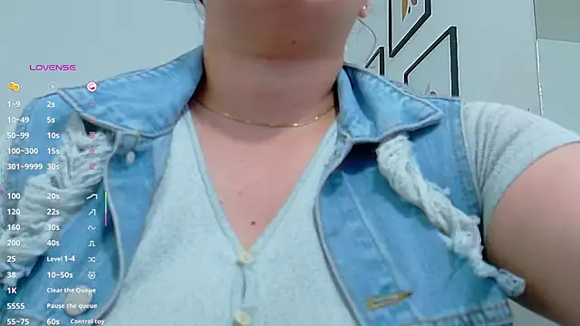 MommyHelpsmee from StripChat