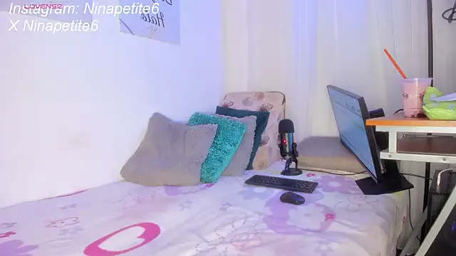 Ninapetitew from StripChat