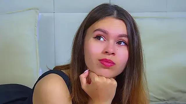PollyLanders from StripChat