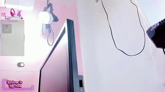 Samantamilk6 from StripChat