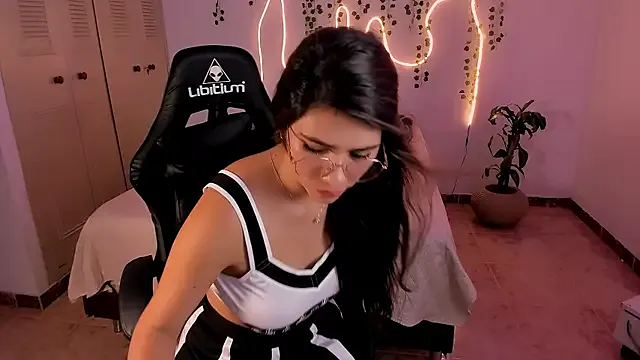 Sara_doll77 from StripChat