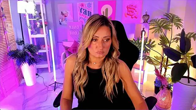 SarahAlluring from StripChat