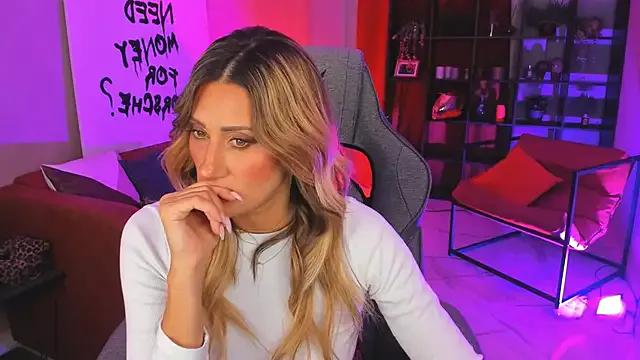 SarahAlluring from StripChat