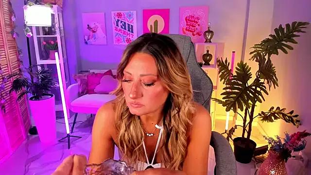 SarahAlluring from StripChat