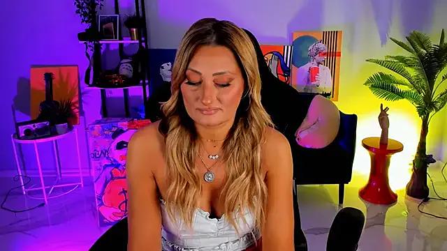 SarahAlluring from StripChat