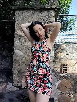 Sweet_outdoor_charm from StripChat