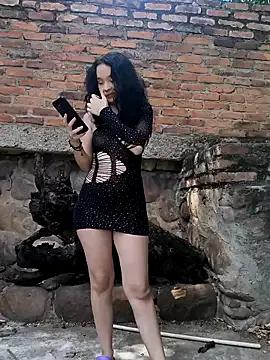Sweet_outdoor_charm from StripChat