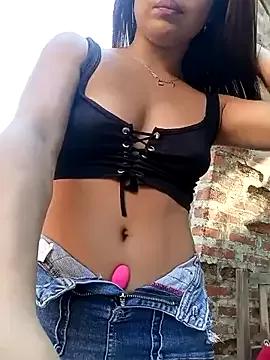 Sweet_outdoor_charm from StripChat